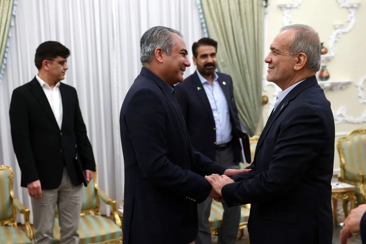 İRAN CUMHURBAŞKANI MESUD PEZEŞKİYAN, BAŞKENT TAHRAN'DA PAKİSTAN GENELKURMAY BAŞKANI MAREŞAL ASIM MUNİR İLE BİR ARAYA GELDİ. GÖRÜŞMEDE, İRAN İLE ABD ARASINDAKİ MÜZAKERE SÜRECİ, BÖLGESEL GELİŞMELER VE GERİLİMİN AZALTILMASINA YÖNELİK DİPLOMATİK GİRİŞİMLER ELE ALINDI.