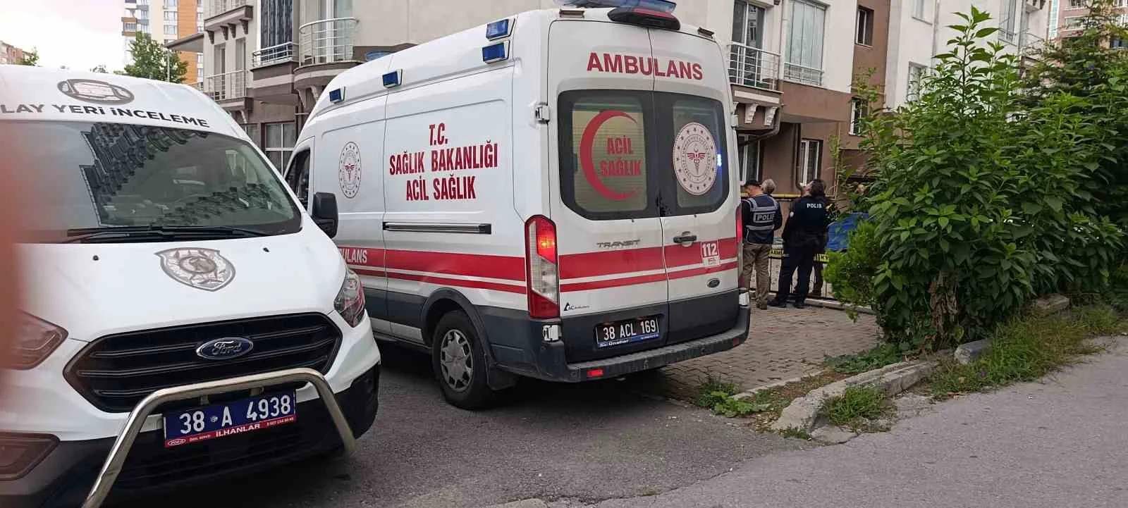 KAYSERİ'NİN TALAS İLÇESİNDE BALKON TEMİZLEDİĞİ SIRADA ALTINDAKİ MERDİVENİN KAYIP DÜŞMESİ SONUCU 13. KATTAN AŞAĞI DÜŞEN KADIN HAYATINI KAYBETTİ.