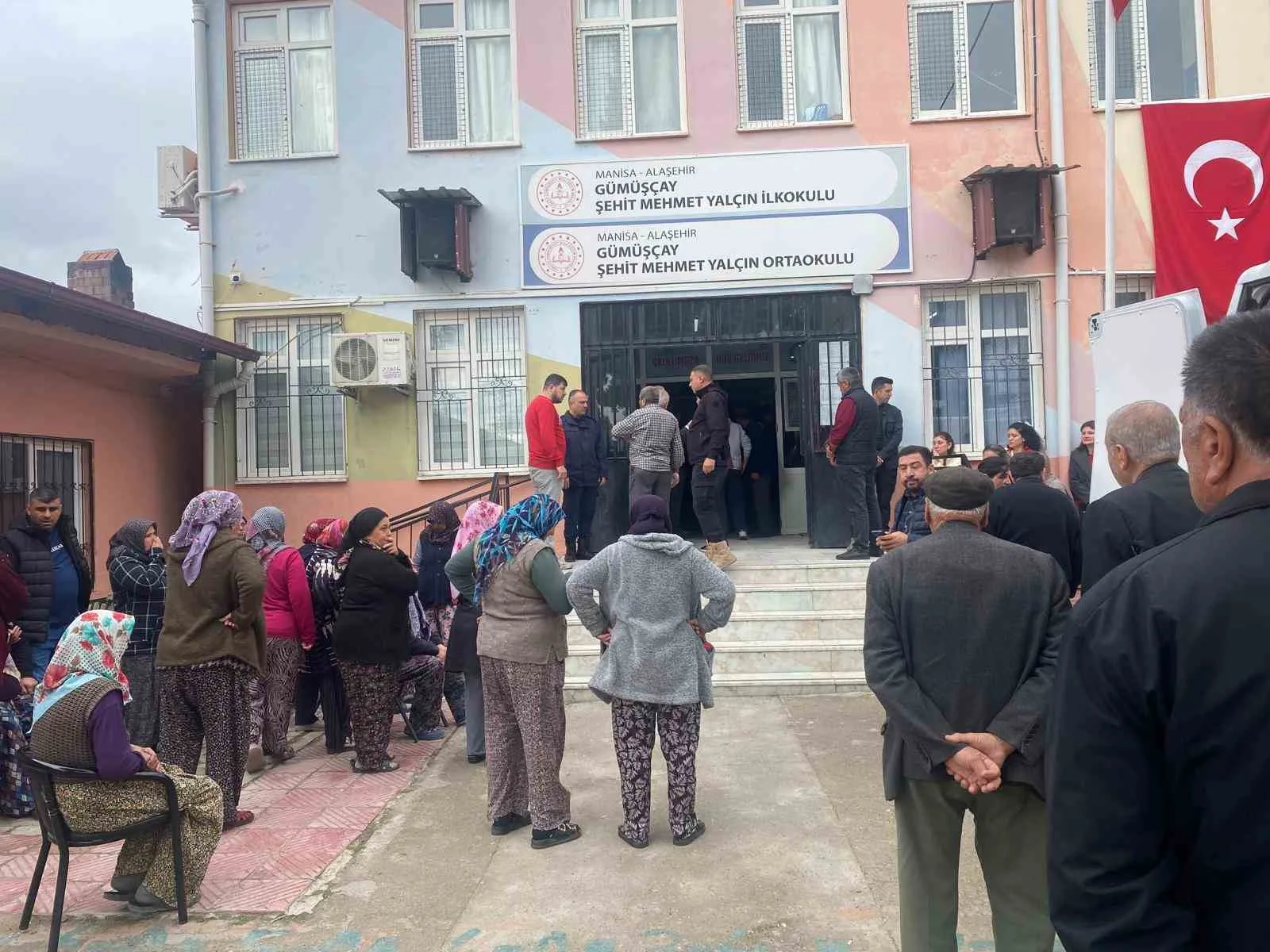 MANİSA’NIN ALAŞEHİR İLÇESİNDE YAKLAŞIK 20 YILDIR GÖREV YAPTIĞI İLKOKULDA ÖĞRETMENLER ODASINDA BAYGIN HALDE BULUNAN 57 YAŞINDAKİ GEÇİCİ İŞÇİ MİTHAT DİNÇ, HAYATINI KAYBETTİ. KALP KRİZİ GEÇİRDİĞİ ÖĞRENİLEN DİNÇ’İN VÜCUDUNDA HERHANGİ BİR DARP İZİNE RASTLANMADI. OLAYIN ARDINDAN OKULDA EĞİTİME BİR GÜN ARA VERİLDİ.