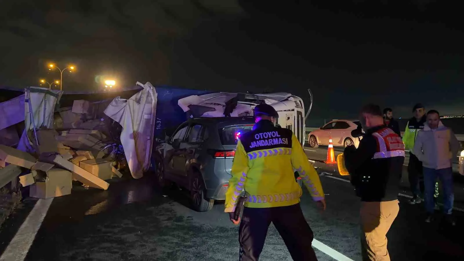 KOCAELİ TEM OTOYOLU'NDA ORTA BARİYERLERİ AŞARAK KARŞI ŞERİDE GEÇİP YAN YATAN TIRIN SÜRÜCÜSÜ, ARACININ ALTINDA KALARAK FECİ ŞEKİLDE HAYATINI KAYBETTİ. KAZADA TIRIN KUPASININ ÇARPTIĞI OTOMOBİLDE BULUNAN 2 KİŞİ İSE YARALANDI.