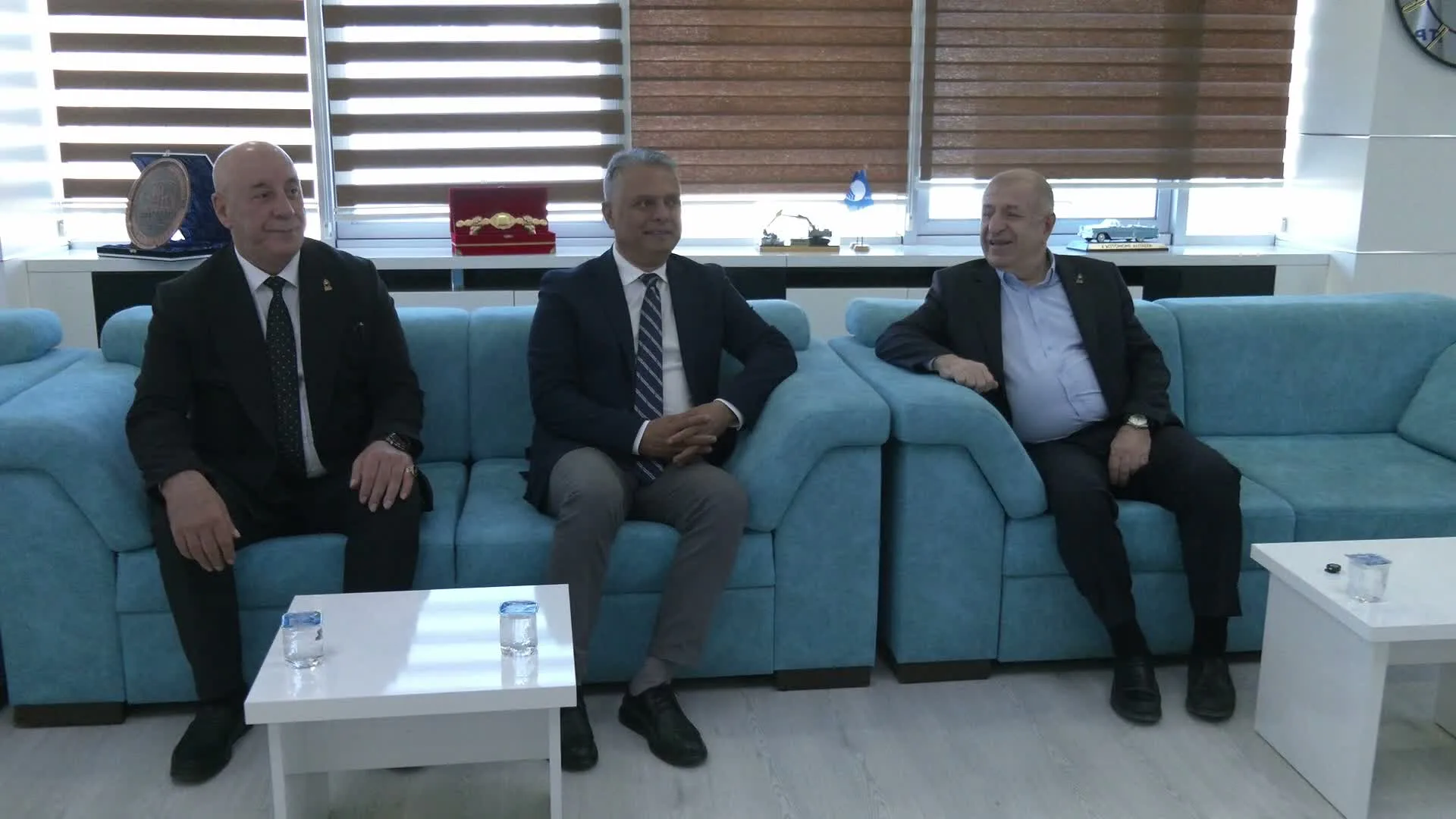 Ümit Özdağ, gazetecilerin tutuklanmasına tepki gösterdi