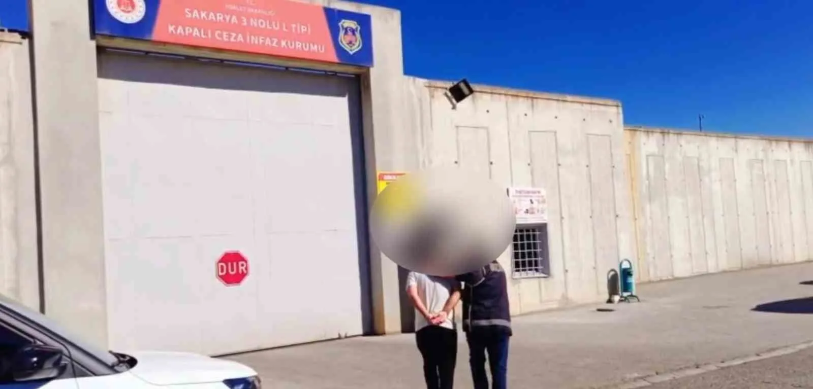 İŞ İNSANLARI VE ESNAFLARA YÖNELİK EL BOMBALI VE MOLOTOFLU 21 AYRI EYLEM HAZIRLIĞINDAKİ 3 ÖRGÜT MENSUBU YAKALANDI. KOD İSİMLERİYLE FAALİYET YÜRÜTEN 3 ŞÜPHELİ, SEVK EDİLDİKLERİ ADLİ MAKAMLARCA TUTUKLANARAK CEZAEVİNE GÖNDERİLDİ.