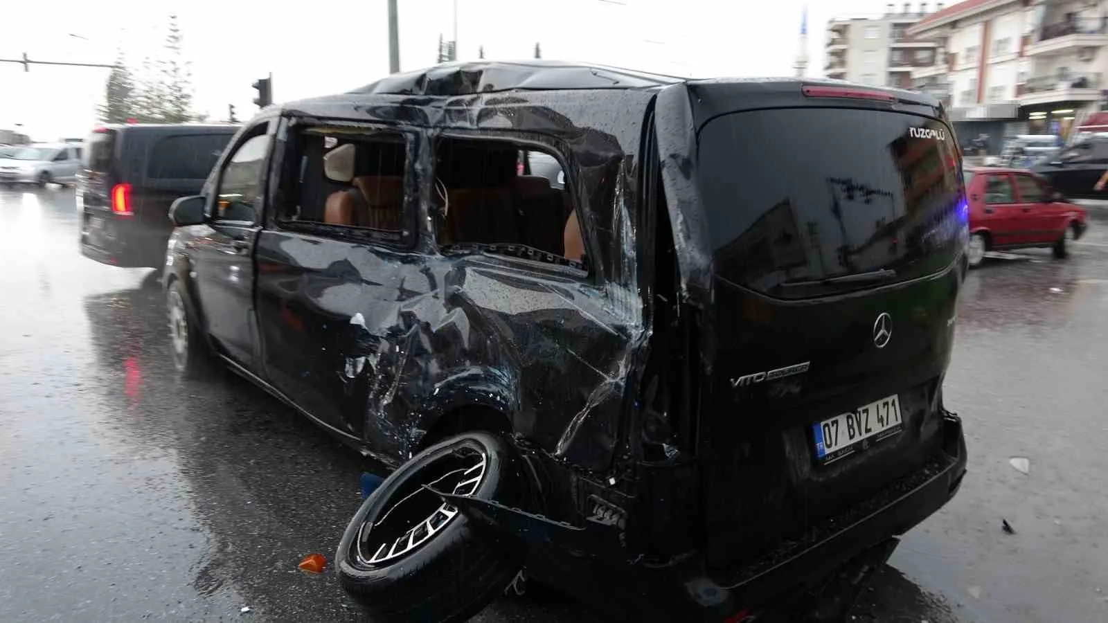 ANTALYA'NIN MANAVGAT İLÇESİNDE IŞIK İHLALİ SONUCU MEYDANA GELEN 3 ARAÇLI ZİNCİRLEME KAZADA 2’Sİ ALMAN TURİST OLMAK ÜZERE 3 KİŞİ YARALANDI.