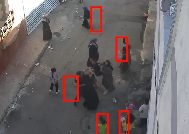 GAZİANTEP'İN NİZİP İLÇESİNDE 1 KİŞİNİN ÖLÜMÜYLE SONUÇLANAN KAVGANIN ÇOCUKLAR İLE KADINLAR ARASINDA BAŞLADIĞI VE DAHA SONRA ERKEKLER ARASINDA DEVAM ETTİĞİ ANLARA AİT GÜVENLİK KAMERA GÖRÜNTÜLERİ ORTAYA ÇIKTI.