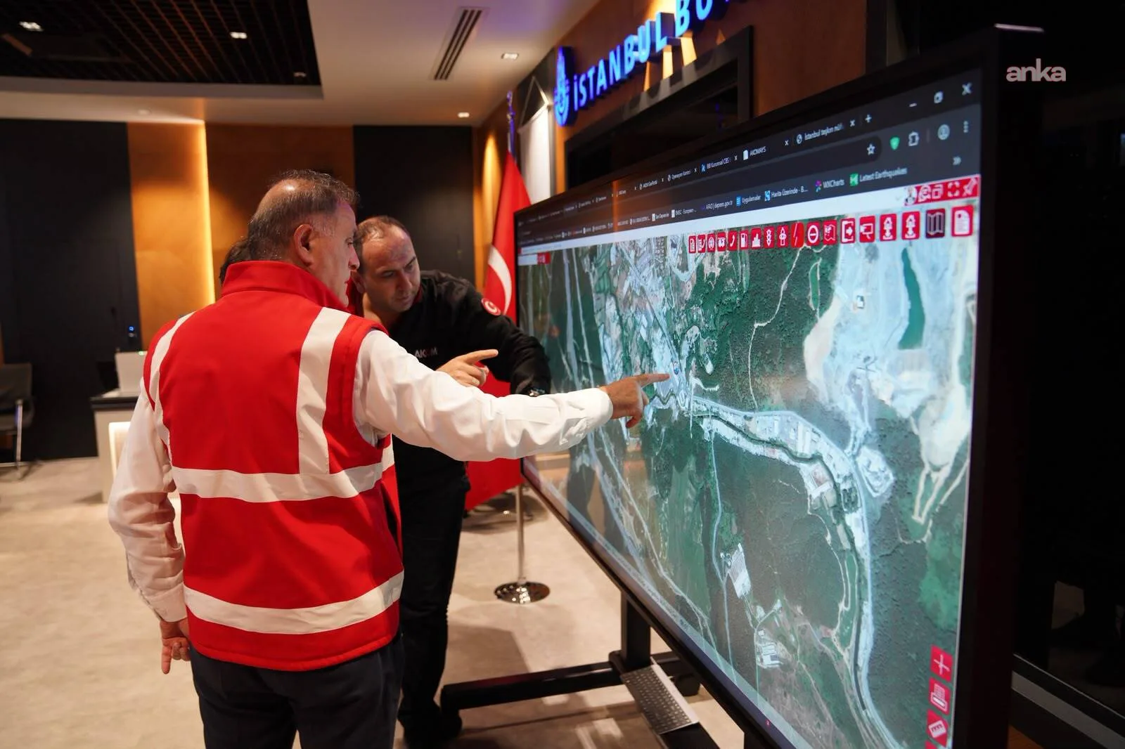 İBB Başkanvekili Nuri Aslan: “8 bin 515 ihbar aldık., önceliğimiz insan hayatı oldu, İstanbul genelinde mahsur kalan 595 vatandaşımızı ekiplerimiz tah — fotoğraf 7