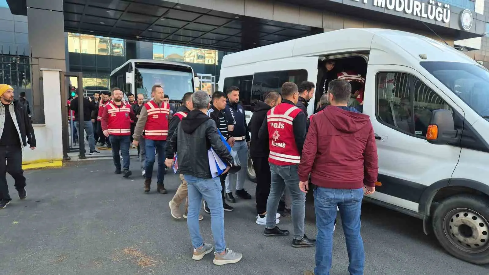 HESAP HAREKETLERİNDE YAKLAŞIK 433 MİLYON LİRALIK İŞLEM HACMİ TESPİT EDİLEN OPERASYONDA, ARALARINDA ÖRGÜTÜN LİDER VE YÖNETİCİ KADROSUNUN DA BULUNDUĞU 32 ŞÜPHELİ YAKALANDI.