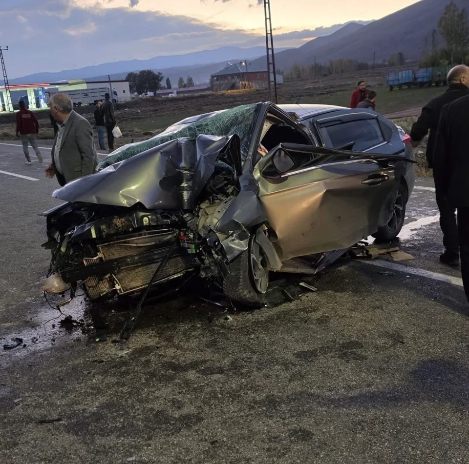 KARLIOVA’DA OTOMOBİL DİREĞE ÇARPTI: 3 YARALI