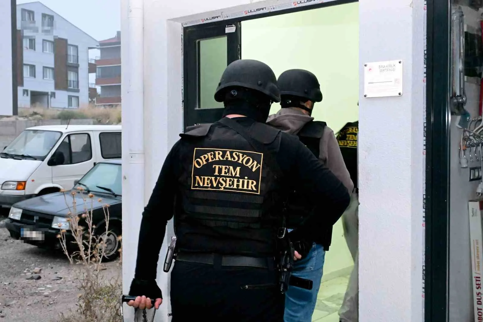 NEVŞEHİR’DE DİJİTAL PLATFORMLAR ÜZERİNDEN UYUŞTURUCU MADDE SATIŞI YAPTIĞI BELİRLENEN ŞÜPHELİLERE YÖNELİK 4 İLDE DÜZENLENEN EŞ ZAMANLI OPERASYON DÜZENLENDİ