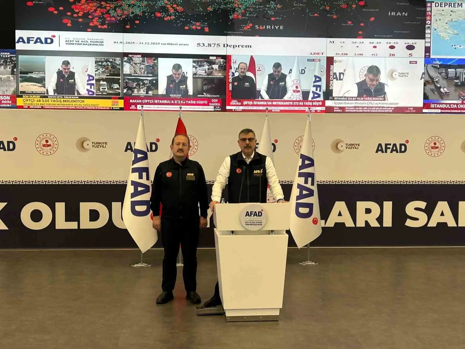 İÇİŞLERİ BAKANI MUSTAFA ÇİFTÇİ (SAĞDA), İSTANBUL’DA MEYDANA GELEN SEL VE SU BASKINLARINDA MAHSUR KALAN 2 BİN 727 VATANDAŞIN KURTARILDIĞINI VE EĞİTİM ÖĞRETİME 2 GÜN ARA VERİLDİĞİNİ BİLDİRDİ.