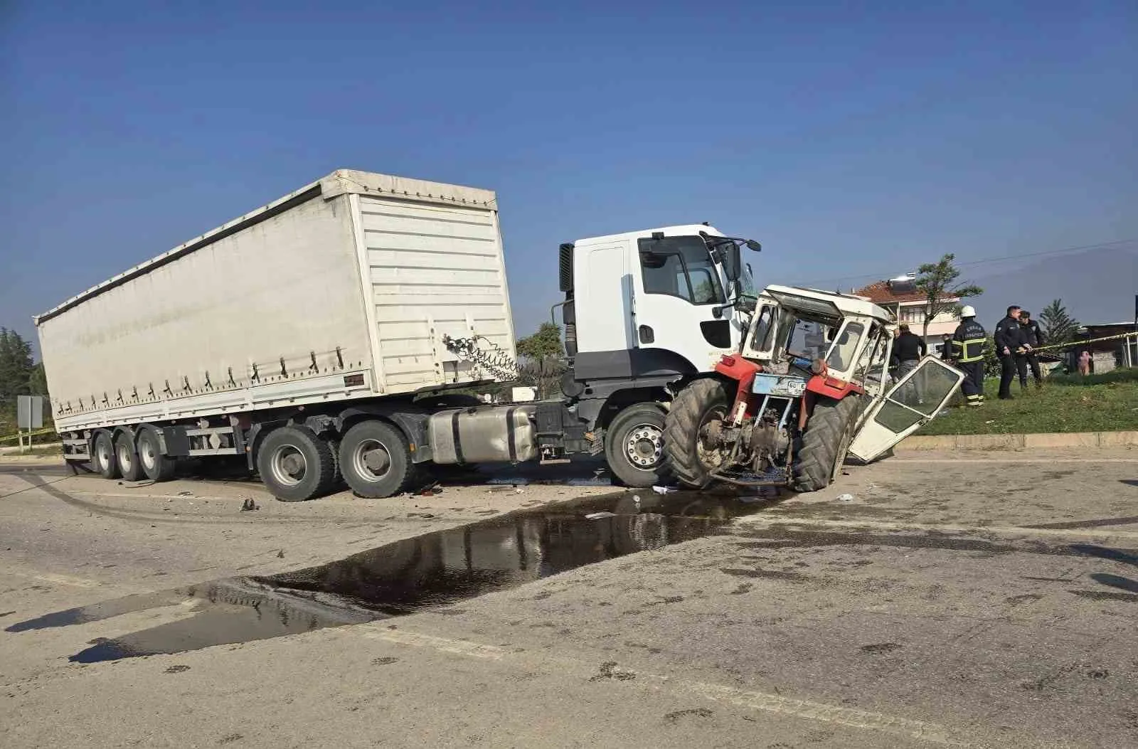 TOKAT’IN ERBAA İLÇESİNDE ASKERİ TIR İLE TRAKTÖRÜN ÇARPIŞMASI SONUCU 2 KİŞİ HAYATINI KAYBETTİ, 1 KİŞİ YARALANDI.