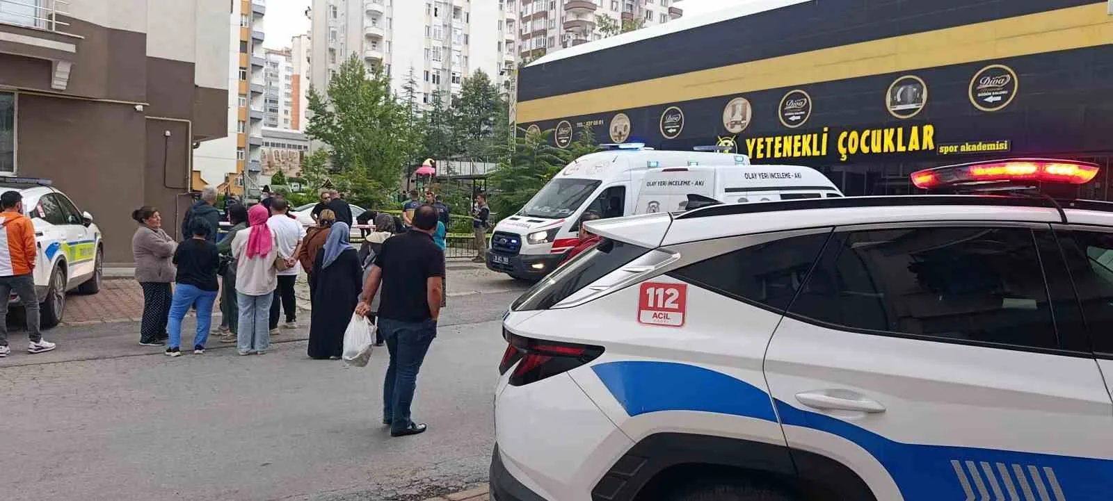 KAYSERİ'NİN TALAS İLÇESİNDE BALKON TEMİZLEDİĞİ SIRADA ALTINDAKİ MERDİVENİN KAYIP DÜŞMESİ SONUCU 13. KATTAN AŞAĞI DÜŞEN KADIN HAYATINI KAYBETTİ.