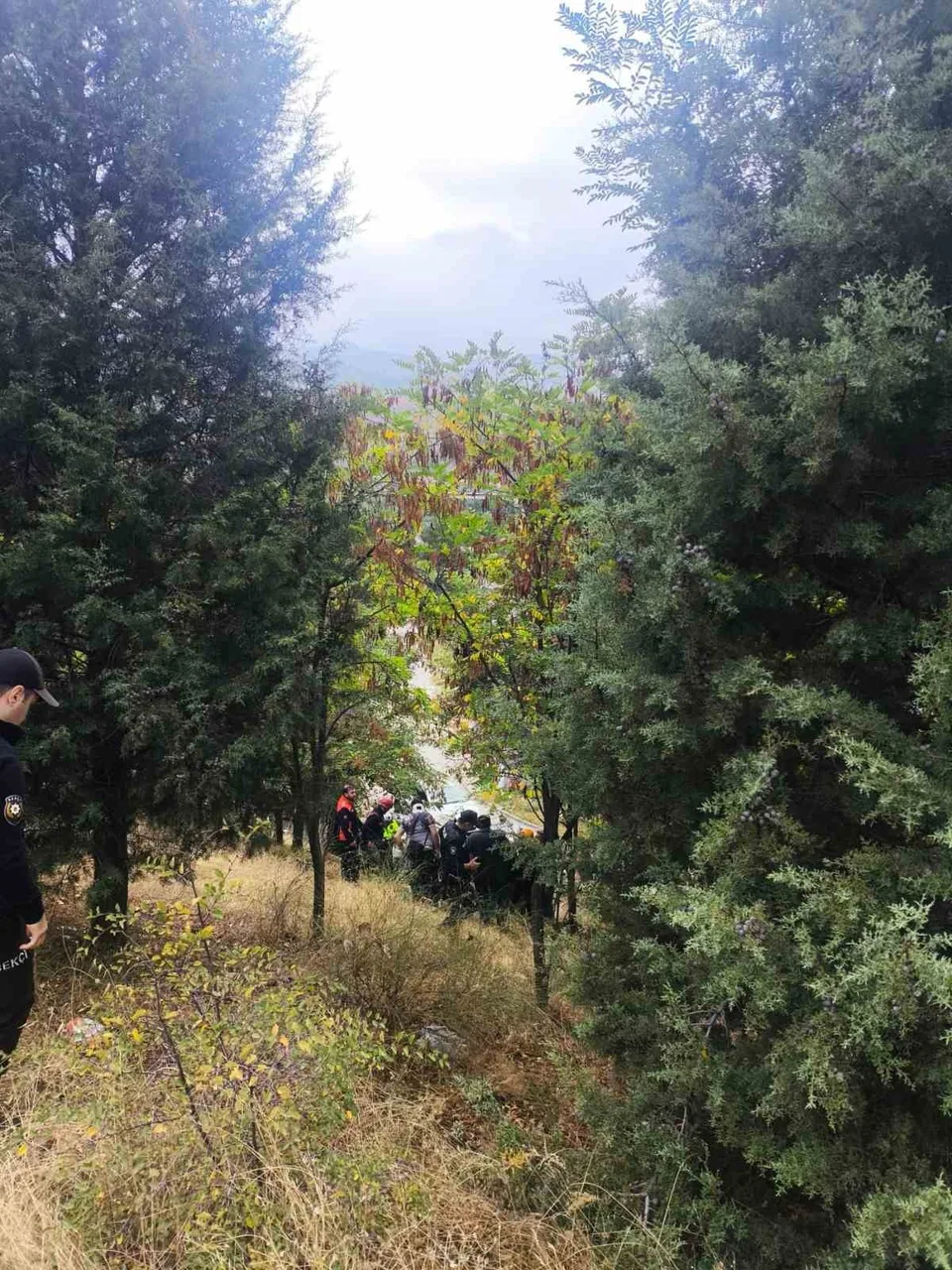 BİLECİK'TE SEYİR HALİNDEYKEN KONTROLDEN ÇIKAN OTOMOBİL ŞARAMPOLE UÇARKEN, ARAÇ İÇİNDE BULUNAN 4 KİŞİ YARALANDI.