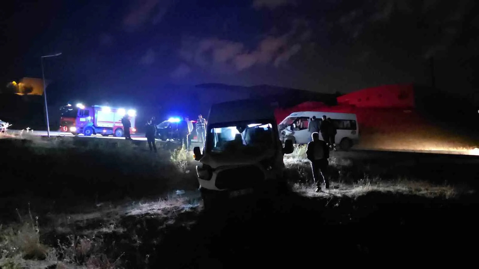 VAN’IN EDREMİT İLÇESİNDE TEKSTİL İŞÇİLERİNİ TAŞIYAN SERVİS MİNİBÜSLERİN ÇARPIŞMASI SONUCU MEYDANA GELEN TRAFİK KAZASINDA 8 KİŞİ YARALANDI.
