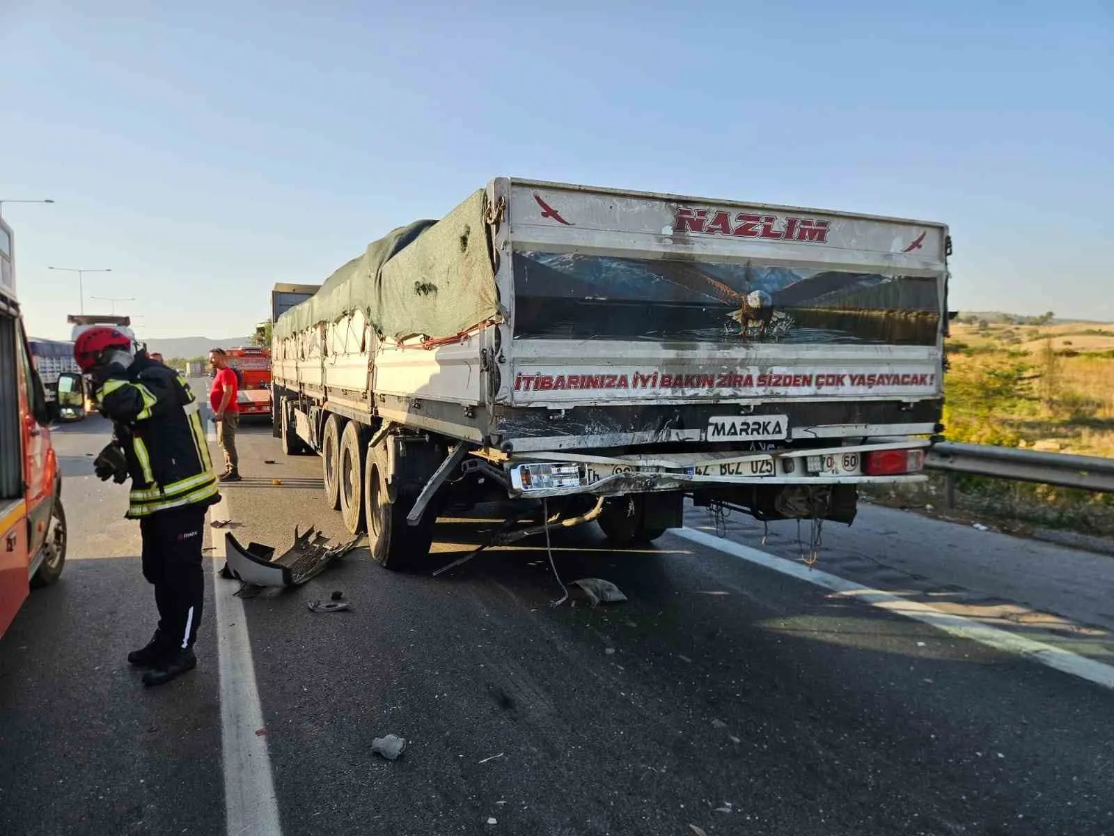 MERSİN’DE OTOMOBİLİN ÇEKİCİYE ARKADAN ÇARPMASI SONUCU MEYDANA GELEN TRAFİK KAZASINDA 2 KİŞİ HAYATINI KAYBETTİ, 1 KİŞİ YARALANDI.