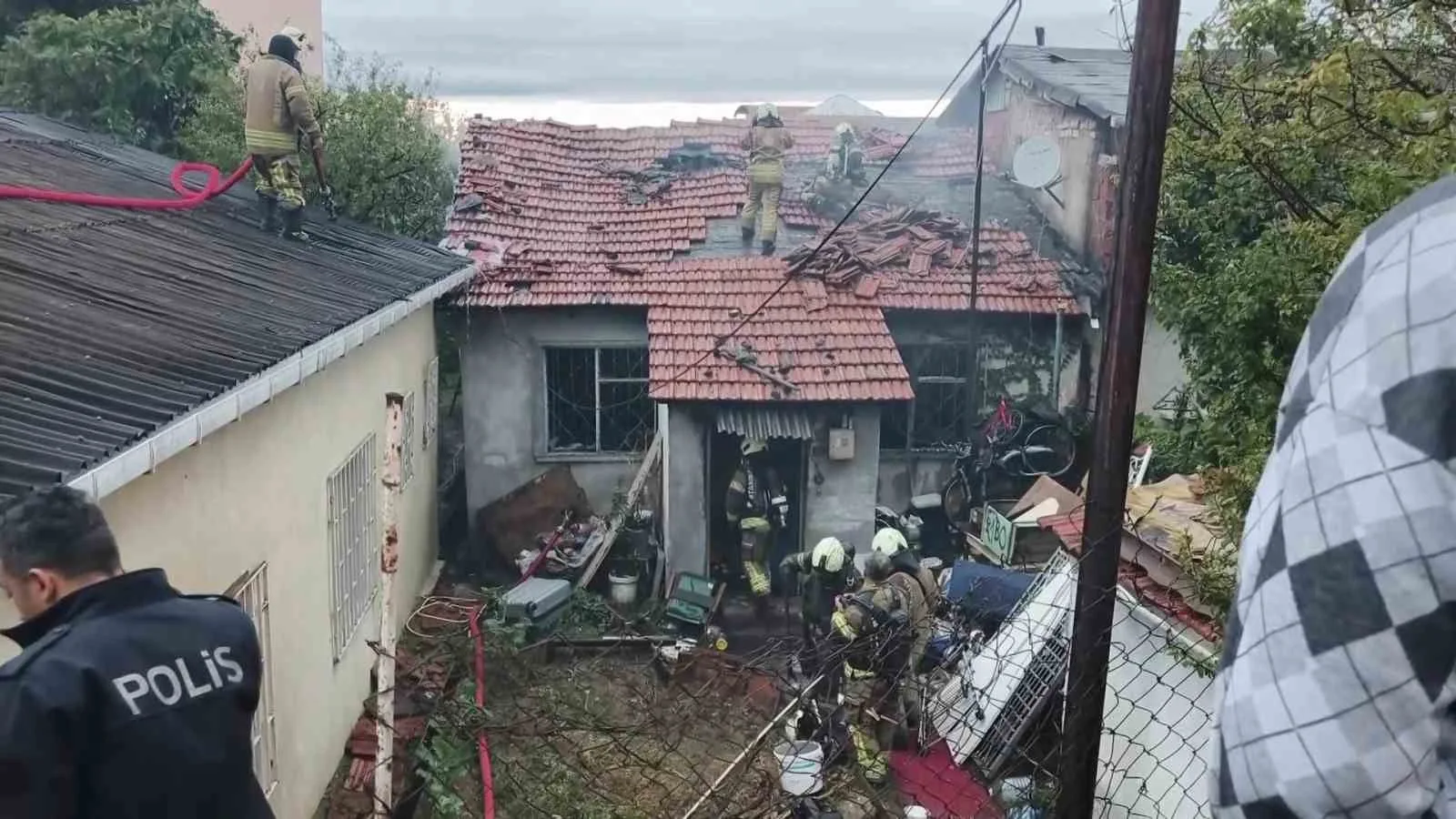İSTANBUL (İHA) - MALTEPE’DE BİR GECEKONDUDA ÇIKAN YANGINDA 12 YAŞINDAKİ ÇOCUK HAYATINI KAYBEDERKEN, ANNE VE BABASI YARALI OLARAK KURTARILDI.