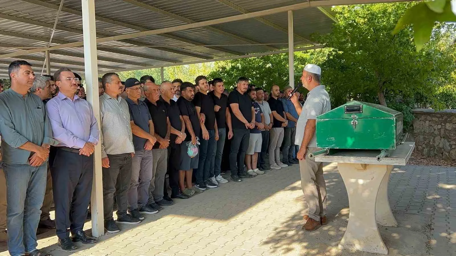MUĞLA'NIN FETHİYE İLÇESİNDE İDDİAYA GÖRE ÖZEL BİR KLİNİKTE OLDUĞU DİŞ TEDAVİSİNİN ARDINDAN FENALAŞAN 5 YAŞINDAKİ HATİCE SERRA KIL HAYATINI KAYBEDERKEN, KÜÇÜK KIZ GÖZ YAŞLARI İÇİNDE SON YOLCULUĞUNA UĞURLANDI.
