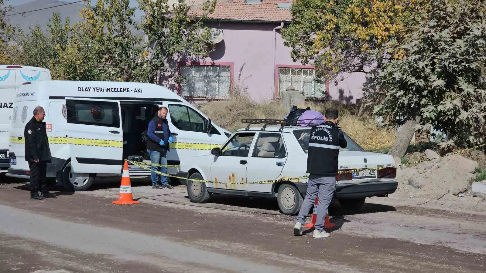 KAYSERİ'NİN HACILAR İLÇESİNDE EVİNDE FENALAŞAN VE YAKINLARI TARAFINDAN HASTANEYE GÖTÜRÜLEN YAŞLI KADIN ARAÇ İÇERİSİNDE VEFAT ETTİ.