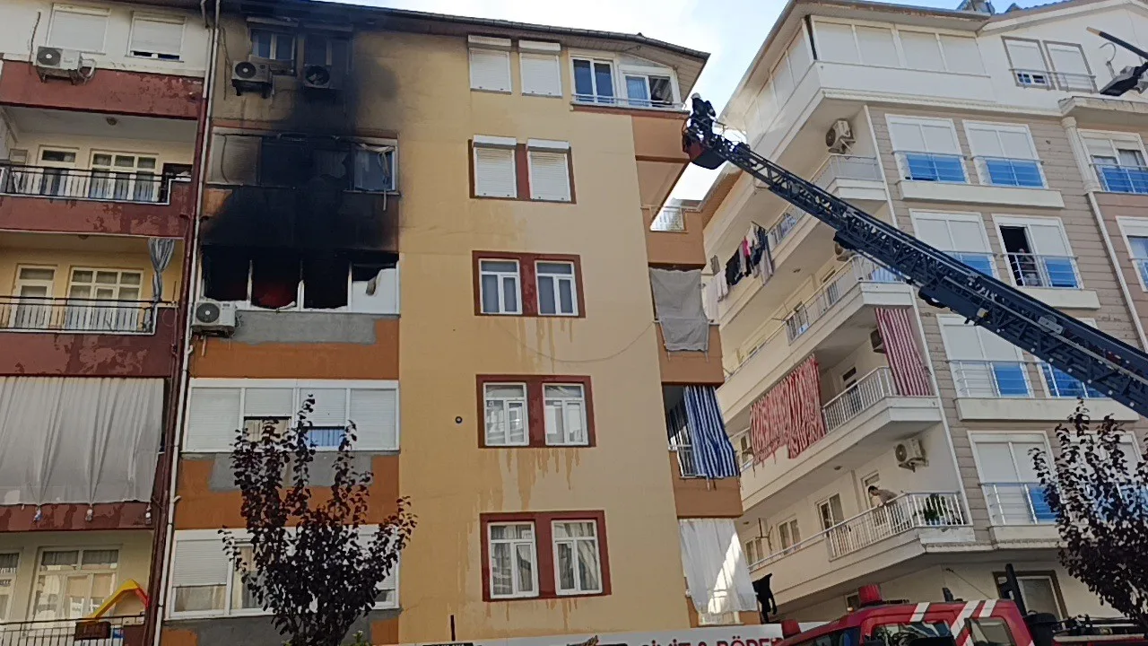 ANTALYA'NIN MANAVGAT İLÇESİNDE 5 KATLI BİNADA ÇIKAN YANGIN, KORKU DOLU ANLARIN YAŞANMASINA NEDEN OLDU.