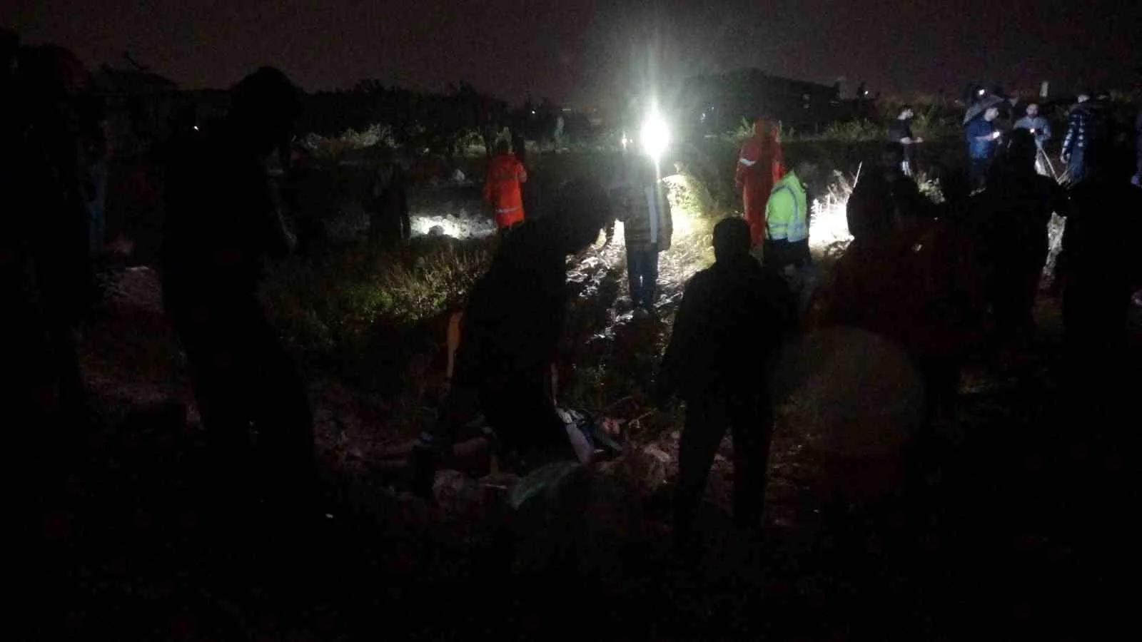 ANTALYA'DA HORTUMUN VURDUĞU 2 KONTEYNERDEKİ İŞÇİLERDEN 5'İ HAYATINI KAYBETTİ, 1 İŞÇİ YARALANDI.