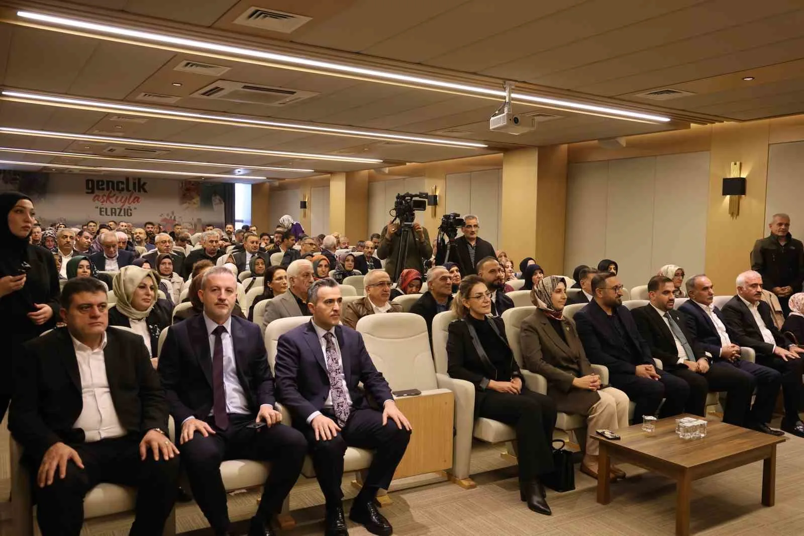 TERÖRSÜZ TÜRKİYE HEDEFİNİN BİRLİK VE BERABERLİĞİN EN ÖNEMLİ AYAĞI OLDUĞUNU BELİRTEN PROF. DR. HÜLYA TERZİOĞLU, COĞRAFYANIN GEÇMİŞTE BÜYÜK ACILAR ÇEKTİĞİNİ İFADE EDEREK, SÜRECE İLİŞKİN KARARLILIK MESAJI VERDİ.