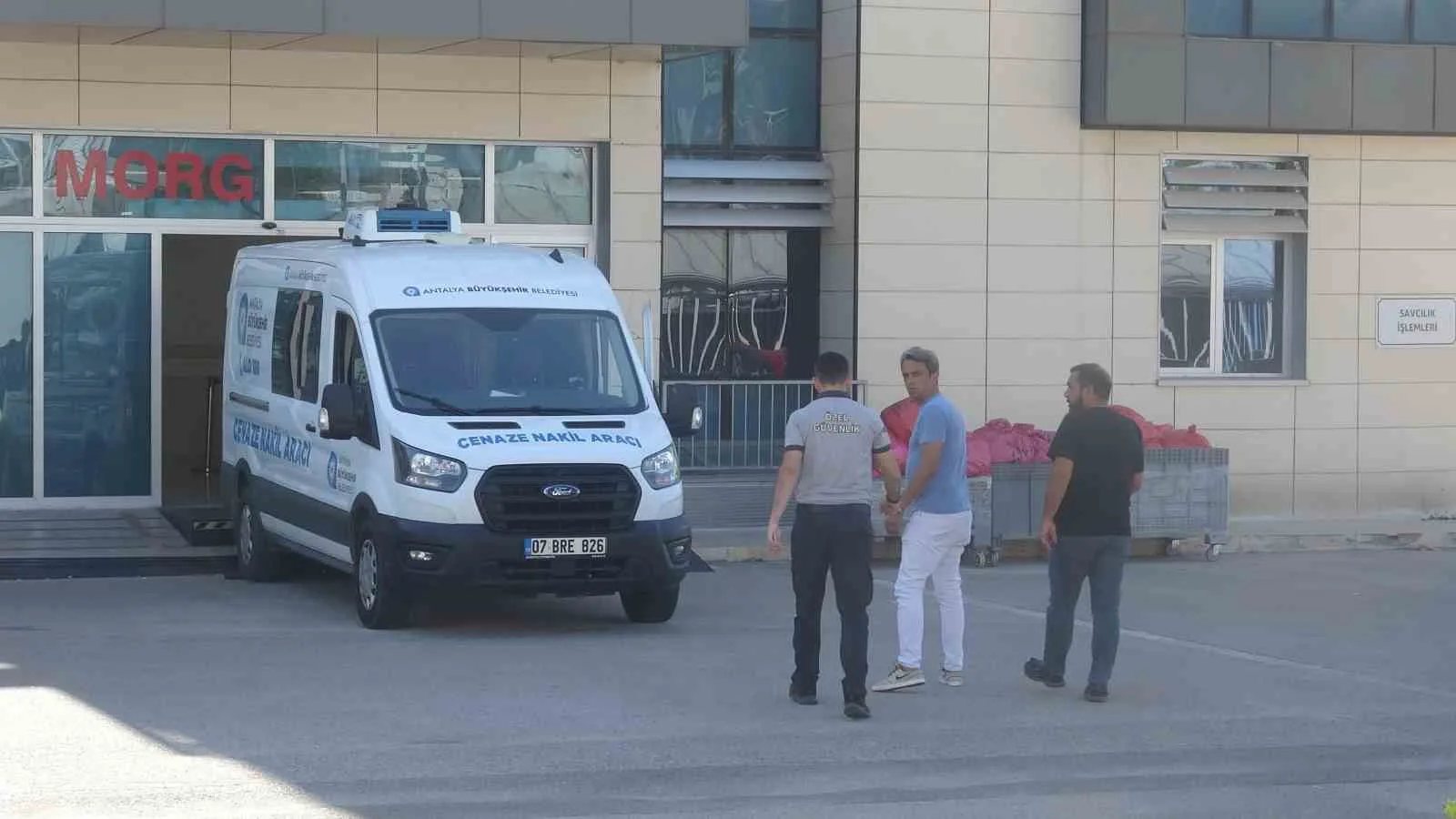 ANTALYA'NIN DEMRE İLÇESİNE ARKADAŞLARI İLE BİRLİKTE TATİL İÇİN GELİP TEKNE TURUNA ÇIKAN 45 YAŞINDAKİ ADAMIN, AÇIKTA DEMİRLEDİKTEN SONRA GECE SAATLERİNDE TEKNEDE OLMADIĞI ANLAŞILDI. SAHİL GÜVENLİK EKİPLERİNİN 4 GÜN SÜREN ARAMA ÇALIŞMASININ ARDINDAN CANSIZ BEDENİNE SUDA ULAŞILDI.