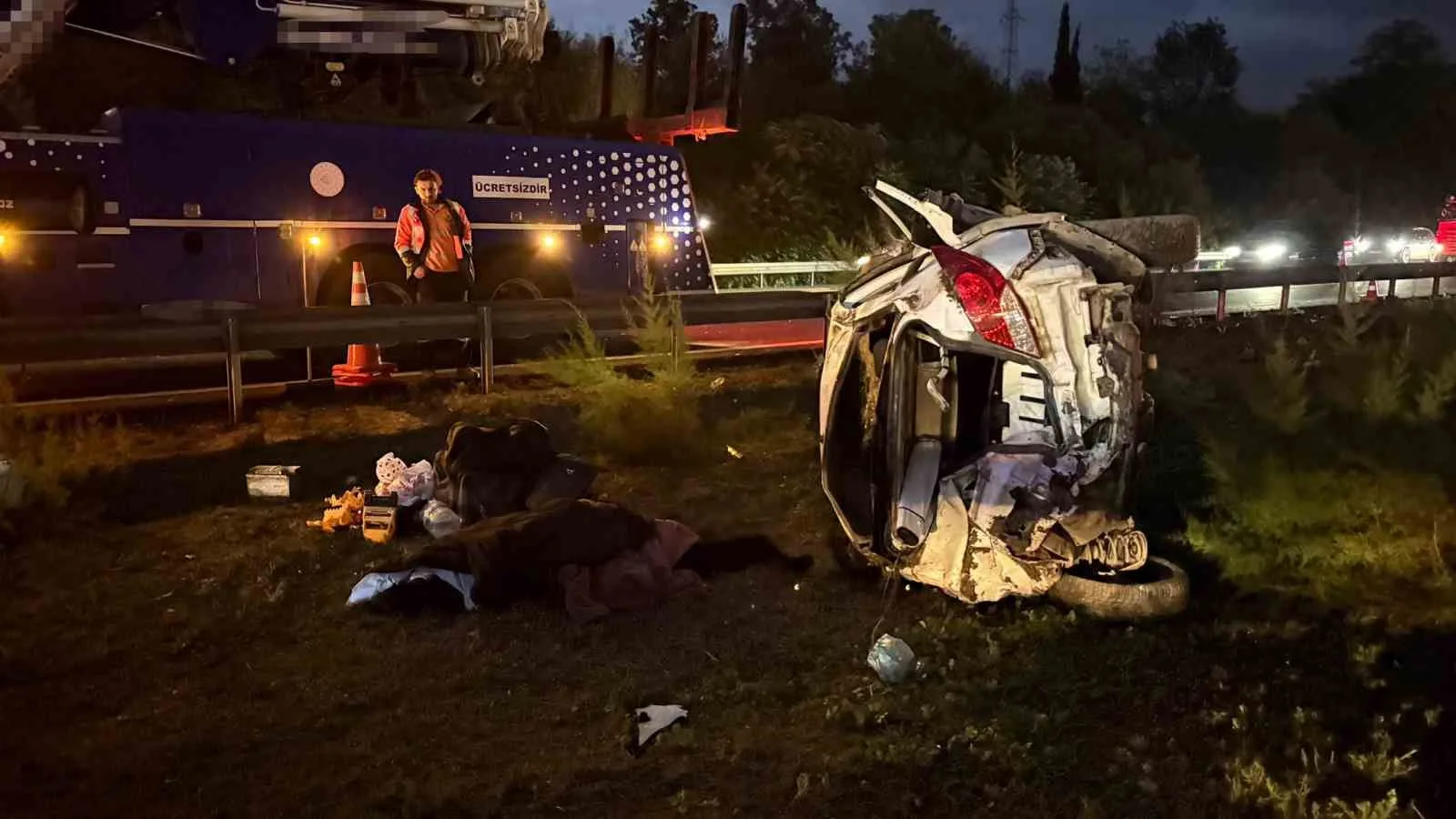 ANADOLU OTOYOLU SAKARYA GEÇİŞİNDE KONTROLDEN ÇIKAN OTOMOBİL DEVRİLDİ, ARAÇTA BULUNAN 5 KİŞİDEN 1'İ HAYATINI KAYBETTİ. 4 KİŞİ YARALANDI