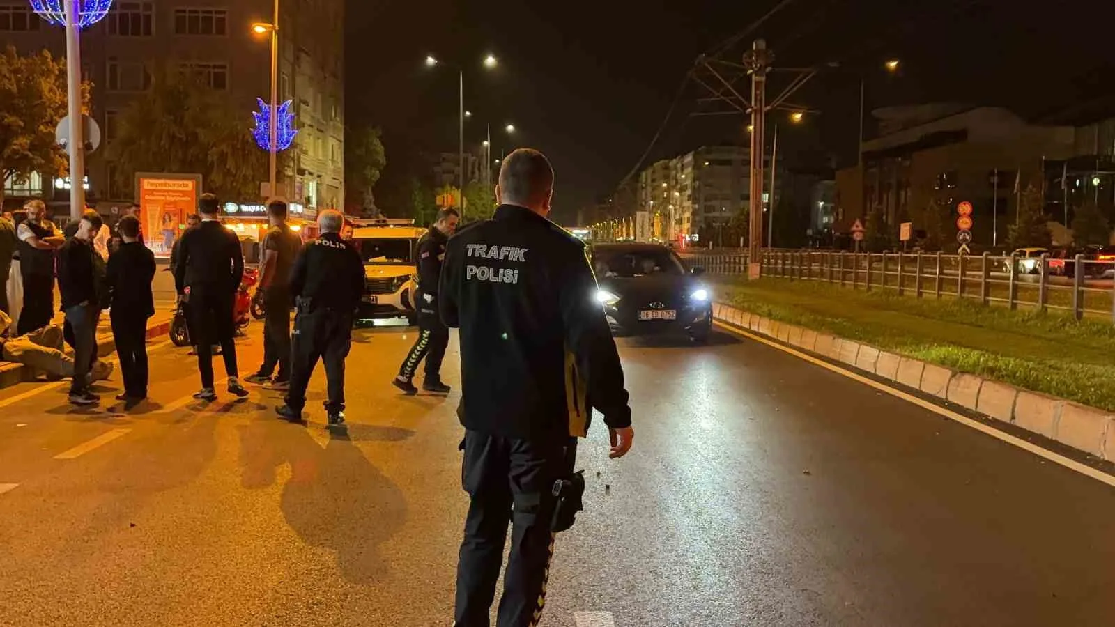 KAYSERİ’NİN KOCASİNAN İLÇESİNDE MOTOSİKLET YOLUN KARŞISINA GEÇMEYE ÇALIŞAN ÇOCUĞA ÇARPARKEN, KAZADA 2’Sİ AĞIR 3 KİŞİ YARALANDI.