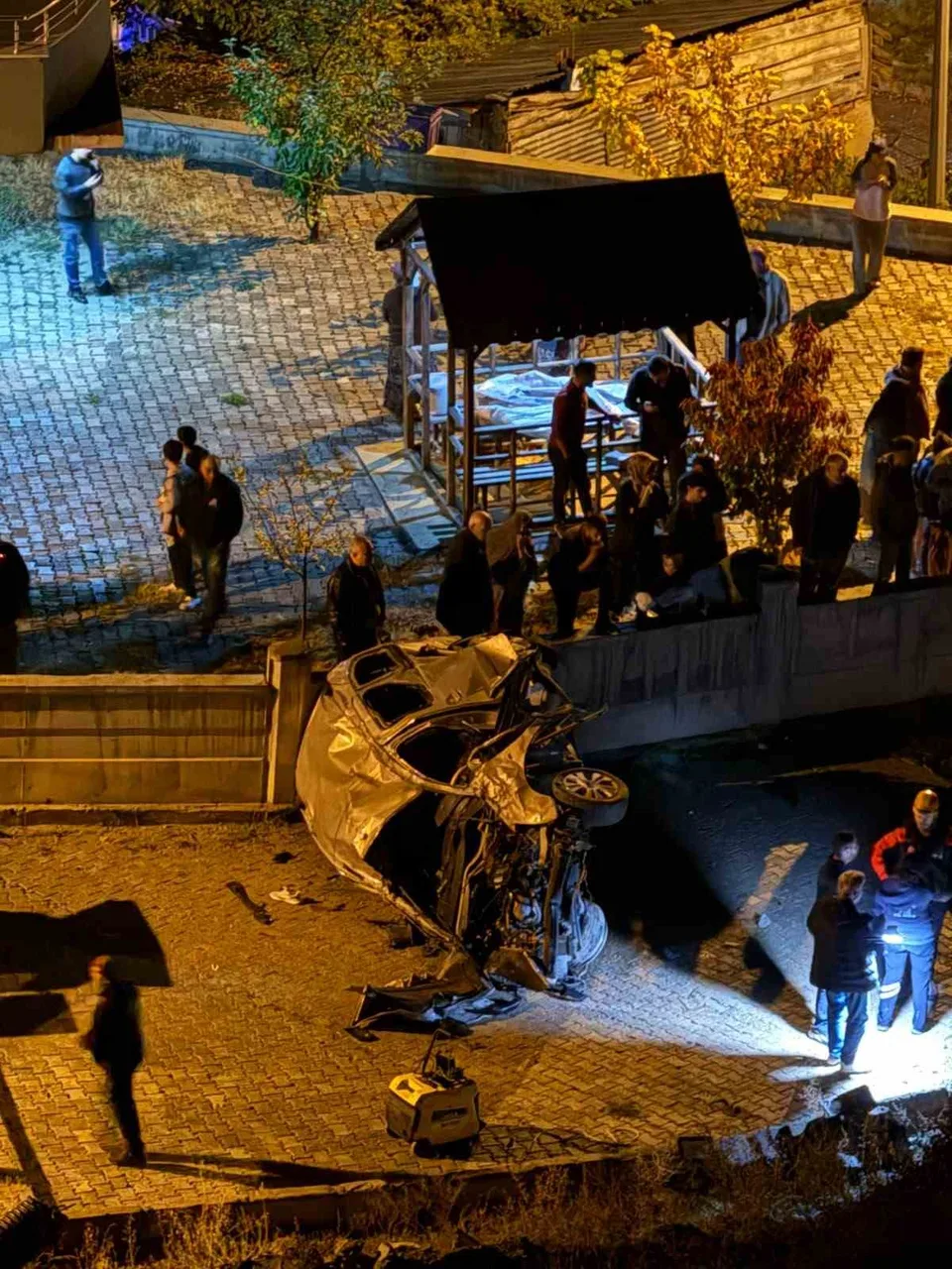 ERZURUM’UN OLTU İLÇESİNDE ÇEVRE YOLUNDA SÜRÜCÜSÜNÜN DİREKSİYON HAKİMİYETİNİ KAYBETTİĞİ OTOMOBİLİN YAKLAŞIK 50 METRELİK ŞARAMPOLE YUVARLANMASI SONUCU MEYDANA GELEN FECİ TRAFİK KAZASINDA 1 KİŞİ HAYATINI KAYBETTİ, 1’İ AĞIR OLMAK ÜZERE 3 KİŞİ YARALANDI.