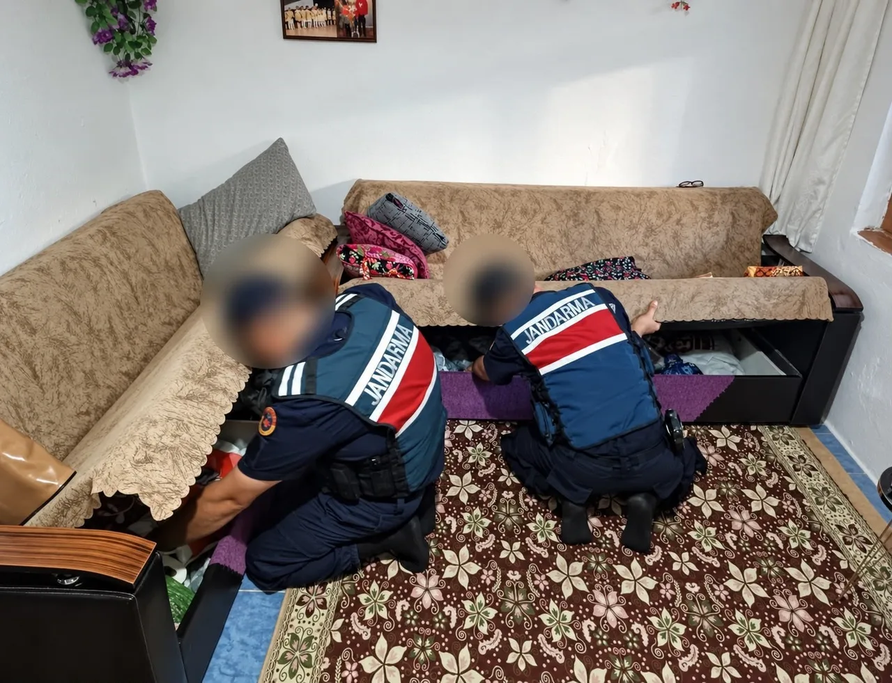 NİĞDE MERKEZLİ 4 İLDE YASA DIŞI BAHİS SORUŞTURMASI KAPSAMINDA DÜZENLENEN EŞ ZAMANLI OPERASYONDA GÖZALTINA ALINAN ŞÜPHELİLERDEN 5'İ TUTUKLANDI.