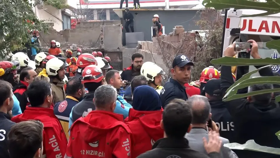 ŞU ANA KADAR ENKAZDAN 5 VATANDAŞ SAĞ OLARAK ÇIKARILDI
