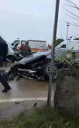 BURSA'NIN OSMANGAZİ İLÇESİNDE YAĞIŞ NEDENİYLE KAYGANLAŞAN YOLDA MEYDANA GELEN ZİNCİRLEME TRAFİK KAZASINDA 5 ARAÇ BİRBİRİNE GİRDİ. KAZADA YARALANAN 5 KİŞİ HASTANEYE KALDIRILIRKEN, OLAYLA İLGİLİ İNCELEME BAŞLATILDI.