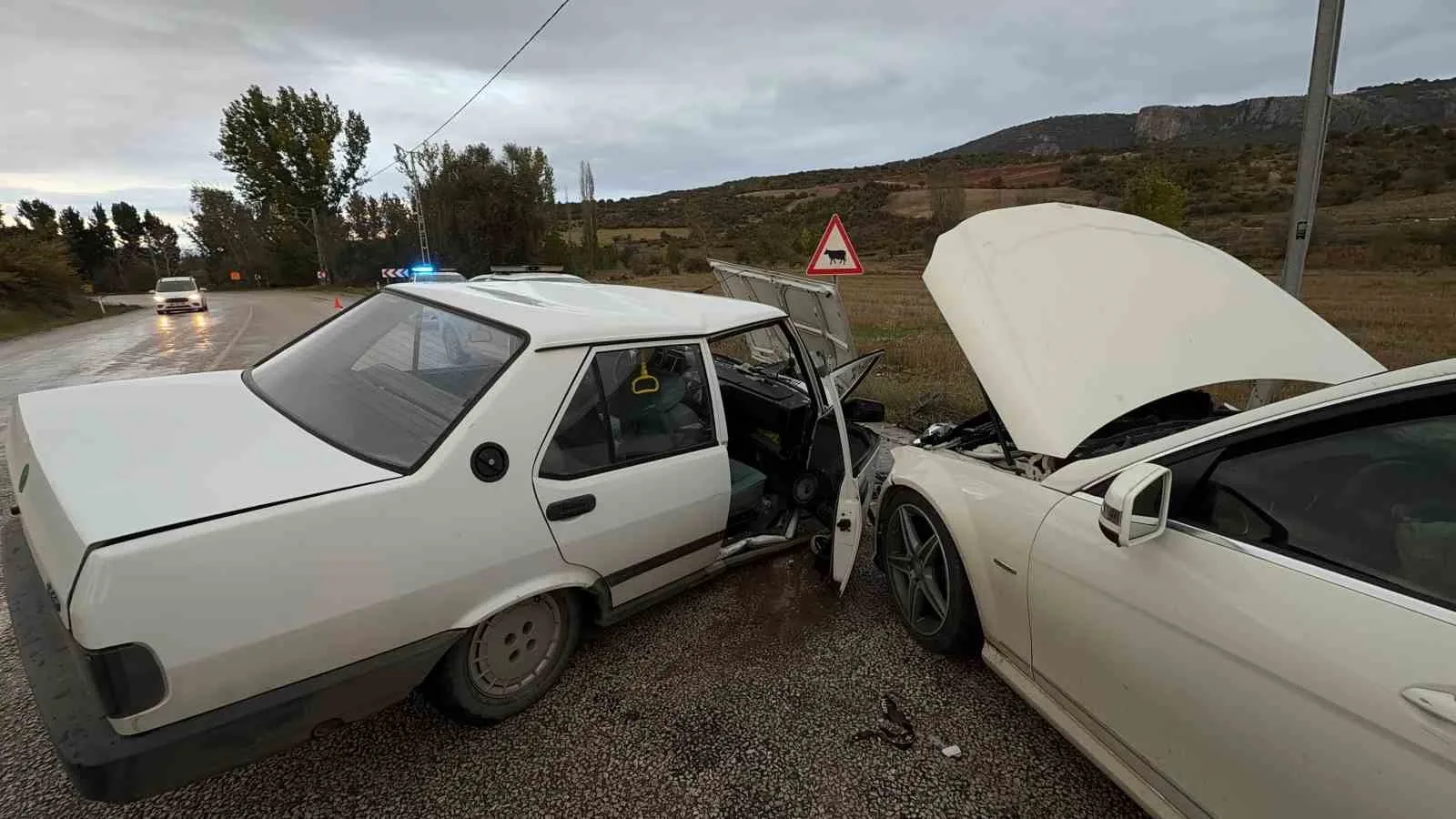 ZİLE – TURHAL KARAYOLU’NDA İKİ OTOMOBİL KAFA KAFAYA ÇARPIŞTI. MEYDANA GELEN KAZADA 5 KİŞİ YARALANDI.