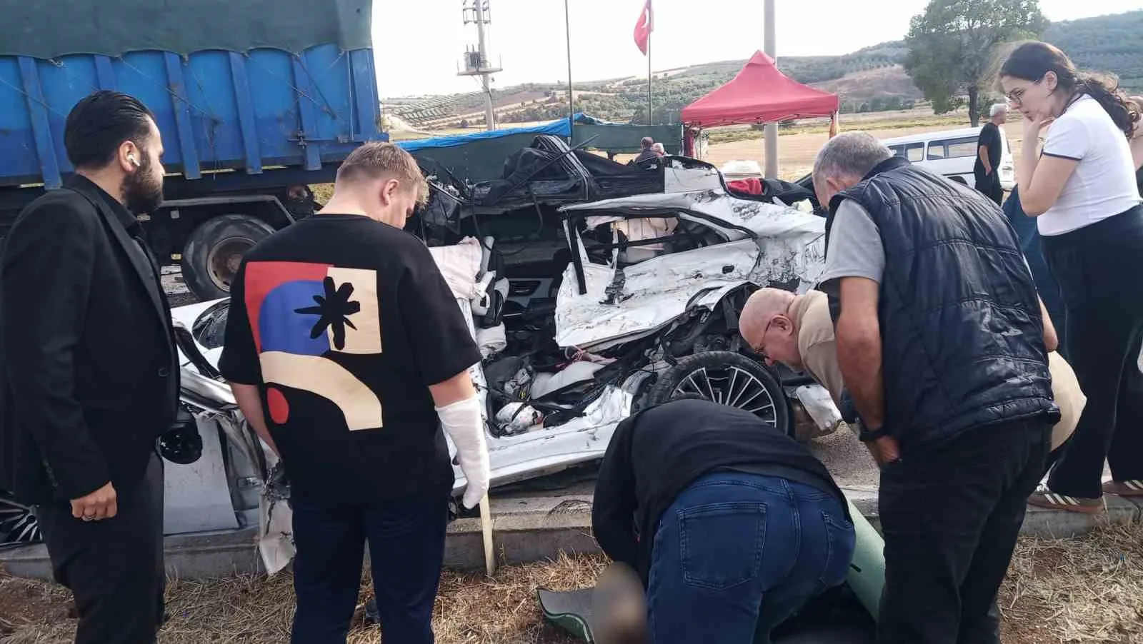 BALIKESİR’İN BANDIRMA İLÇESİNDE KONTROLDEN ÇIKAN OTOMOBİLİN KARŞI YÖNDEN GELEN KAMYONUN ALTINA GİRDİĞİ KAZADA, DOĞUMUNA 2 HAFTA KALDIĞI ÖĞRENİLEN ANNE İLE 3 YAŞINDAKİ KIZI HAYATINI KAYBETTİ. ANNE KARNINDAKİ BEBEK DE DOKTORLARIN TÜM ÇABASINA RAĞMEN KURTARILAMADI.