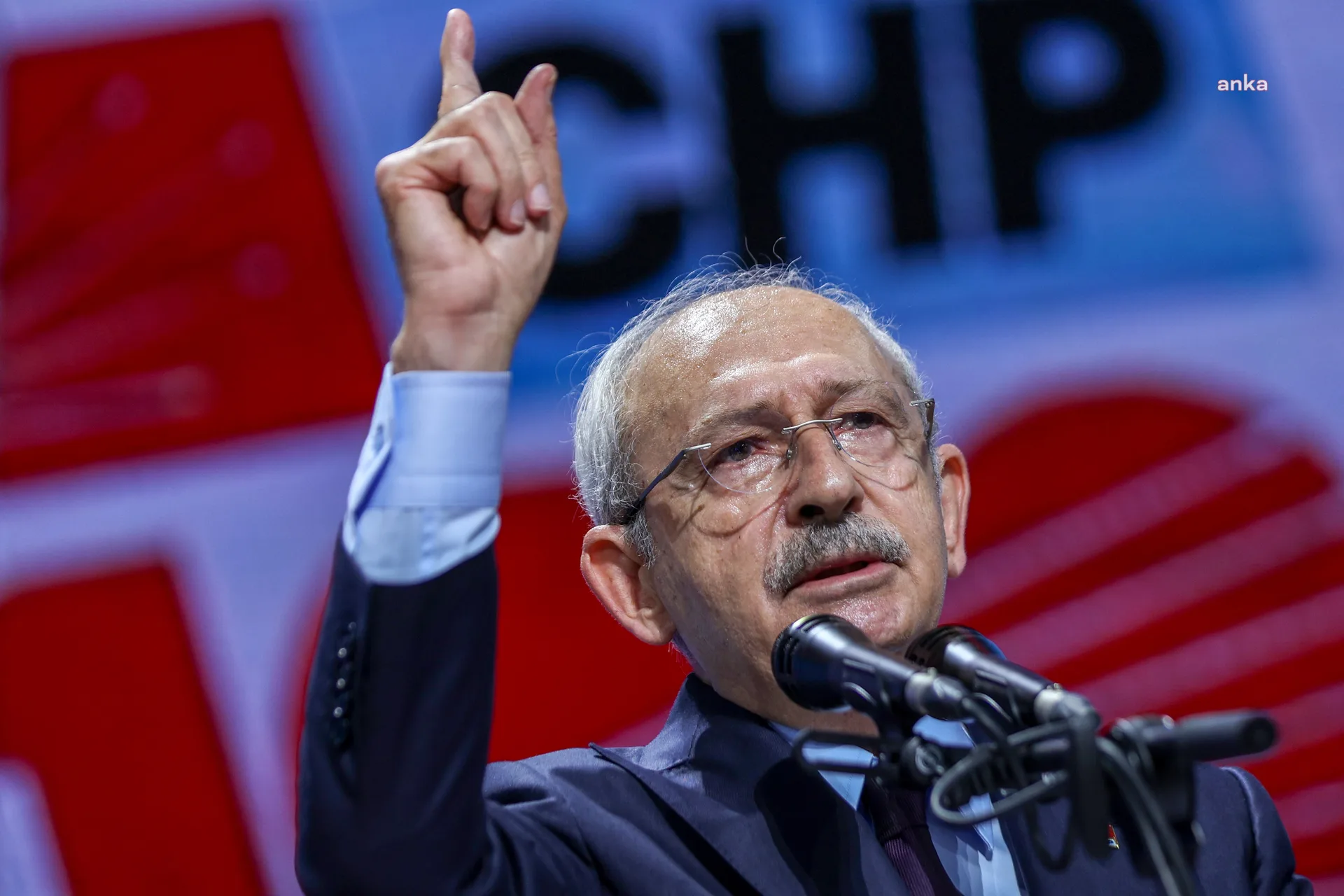 Kemal Kılıçdaroğlu: "Gerçekten fon skandalının üzerine gitmek istiyorsanız gazetecilerin önünden çekilin"