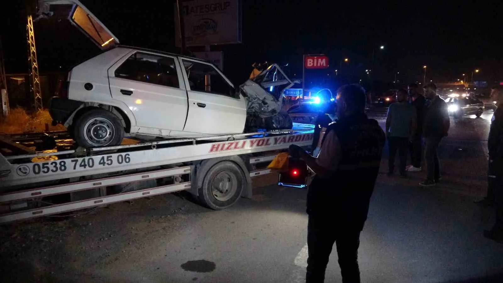 MALATYA'DA ÜÇ ARACIN KARIŞTIĞI TRAFİK KAZASINDA İKİYE BÖLÜNEN OTOMOBİLİN SÜRÜCÜSÜ HAYATINI KAYBETTİ, 3 KİŞİ YARALANDI.