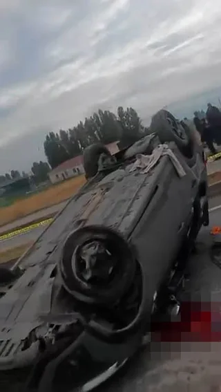 MUŞ'UN KORKUT İLÇESİNDE KONTROLDEN ÇIKAN OTOMOBİLİN TAKLA ATMASI SONUCU 1 KİŞİ HAYATINI KAYBEDERKEN, 3 KİŞİ YARALANDI.