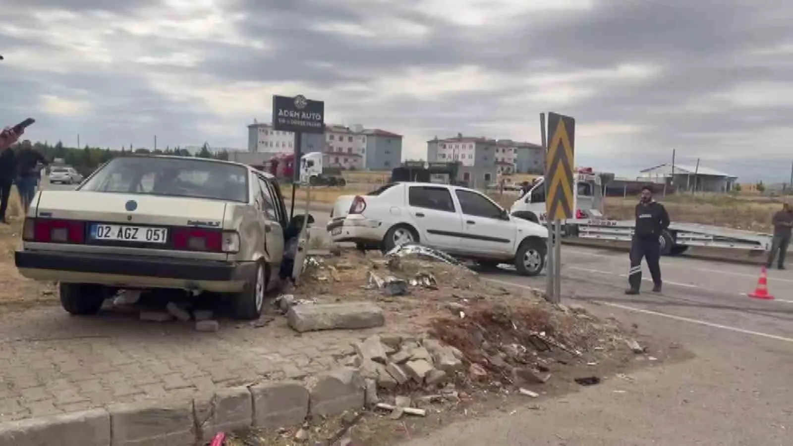 ADIYAMAN’IN KAHTA İLÇESİNDE İKİ OTOMOBİLİN KAFA KAFAYA ÇARPIŞMASI SONUCU MEYDANA GELEN KAZADA 5 KİŞİ YARALANDI.