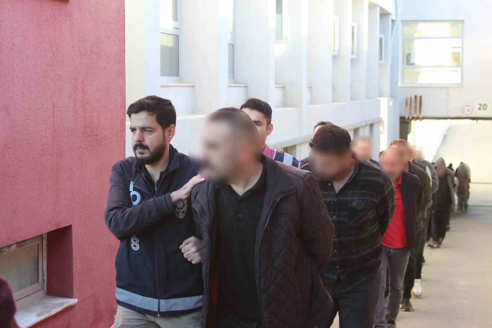 ADANA MERKEZLİ 7 İLDE DÜZENLENEN VE 58 ŞÜPHELİNİN TUTUKLANDIĞI SİGORTA DOLANDIRICILIĞI OPERASYONUNUN YENİ DETAYLARI ORTAYA ÇIKTI. ŞEBEKENİN, ARAÇ SAHİPLERİYLE ANLAŞARAK KİRALIK SÜRÜCÜLERLE KURGU KAZALAR YAPTIĞI, 98 FARKLI ARACI 77 KAZADA KULLANARAK SİGORTA ŞİRKETLERİNİ YAKLAŞIK 25 MİLYON TL ZARARA UĞRATTIĞI ÖNE SÜRÜLDÜ. BİR OTOMOBİLİN İSE 7 FARKLI KURGU KAZADA KULLANILDIĞI BELİRLENDİ.
