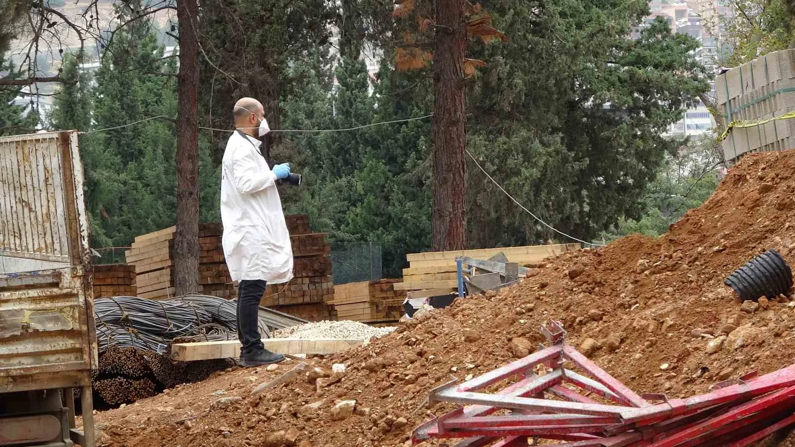 KAHRAMANMARAŞ’TA İKİ OKULUN YANINDA BULUNAN İNŞAATTA YÜRÜTÜLEN ÇALIŞMA SIRASINDA ORTAYA ÇIKAN VE KİMYASAL MADDE KAYNAKLI OLDUĞU DEĞERLENDİRİLEN KOKUDAN ETKİLENEN 20 ÖĞRENCİ, TEDBİR AMAÇLI HASTANEYE KALDIRILARAK AYAKTA TEDAVİ EDİLDİ.