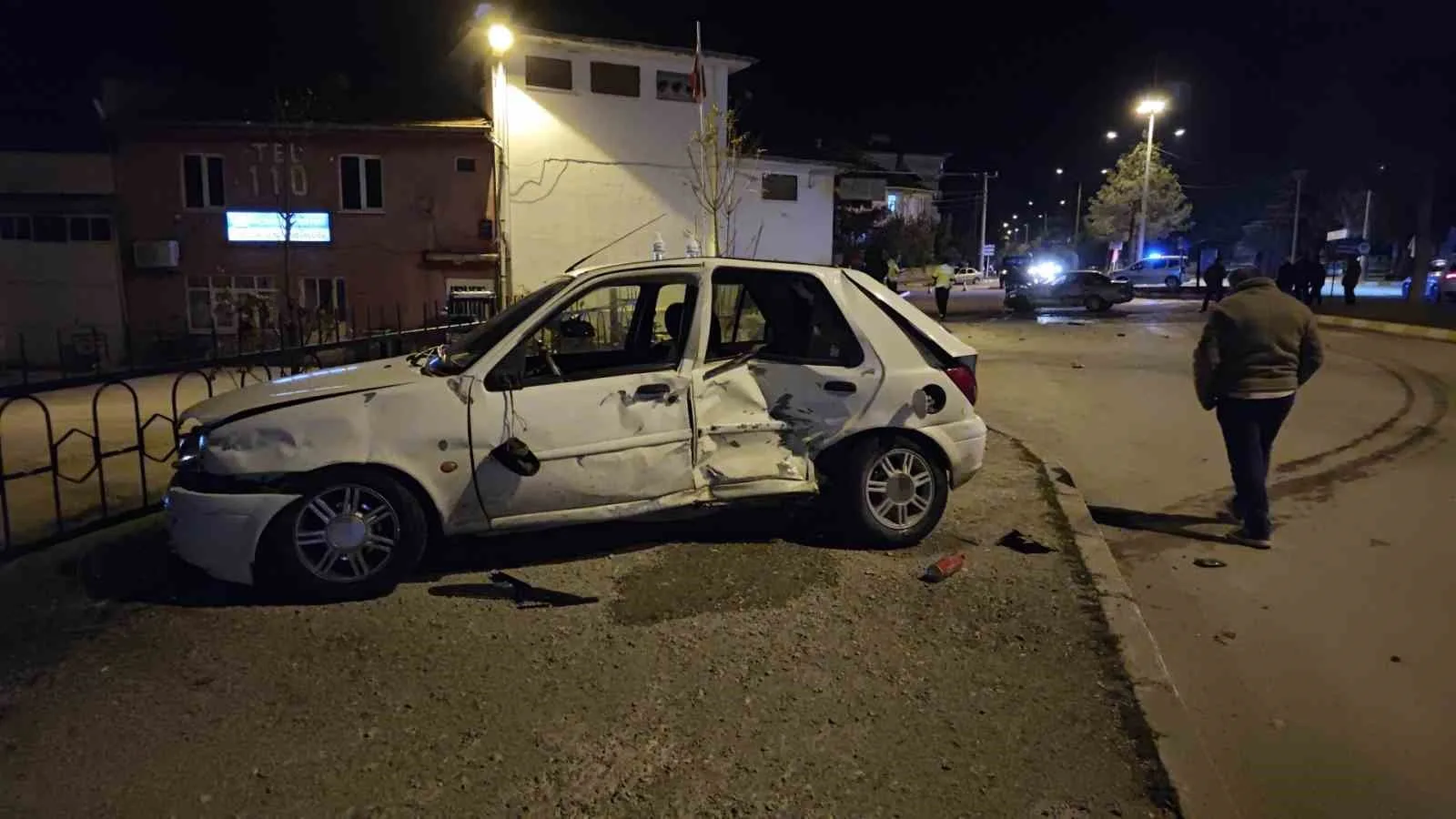 ISPARTA'NIN YALVAÇ İLÇESİNDE İKİ OTOMOBİLİN ÇARPIŞMASI SONUCU 3 KİŞİ YARALANDI. KAZA ANI GÜVENLİK KAMERASINA SANİYE SANİYE YANSIDI.