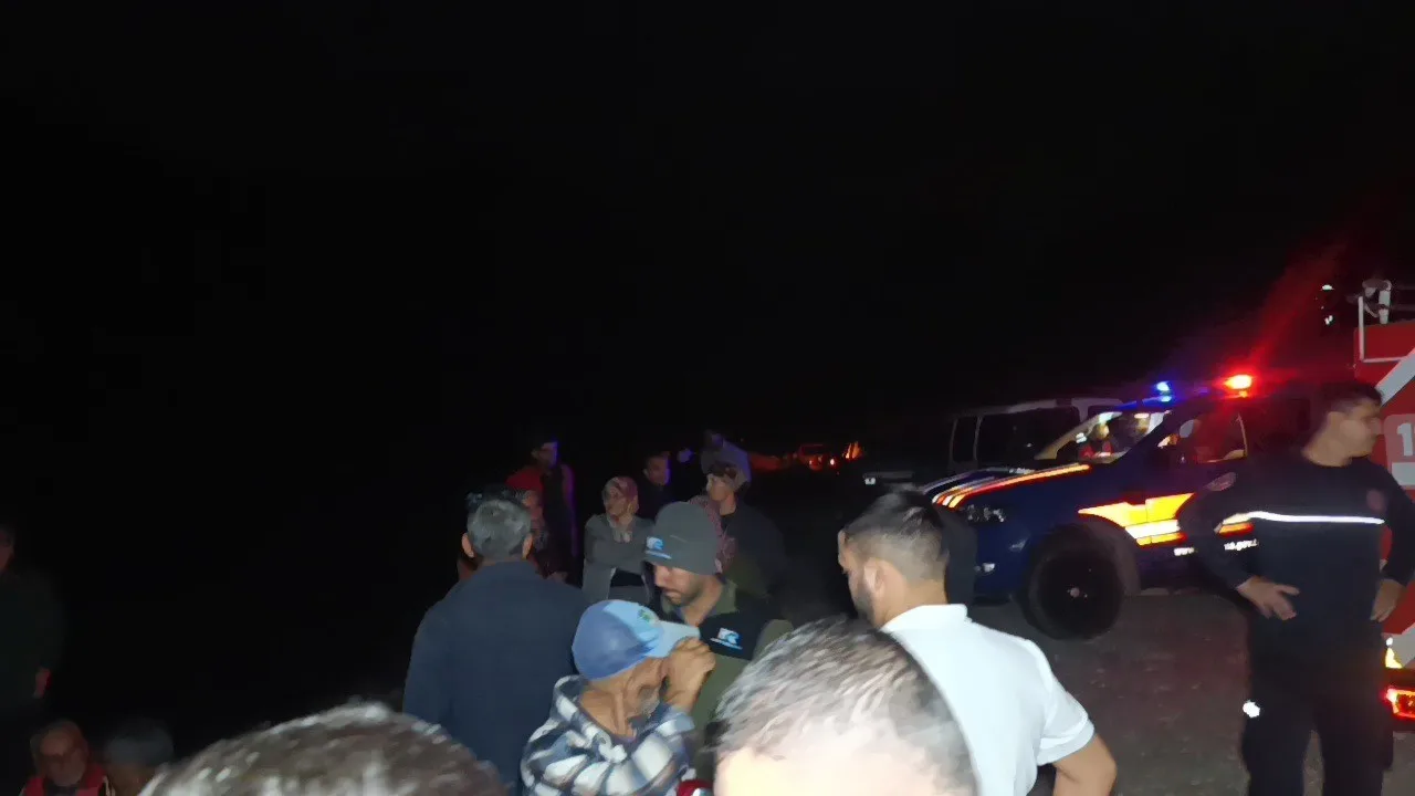 ANTALYA'NIN AKSEKİ İLÇESİNDE YAKINLARININ KAYIP İHBARINDA BULUNDUĞU ÇİFTİN OTOMOBİLİ, YOLUN YAKLAŞIK 15 METRE AŞAĞISINA YUVARLANMIŞ HALDE BULUNDU. KAZADA 85 YAŞINDAKİ AHMET ŞEN HAYATINI KAYBEDERKEN, EŞİ TESLİME ŞEN YARALANDI.