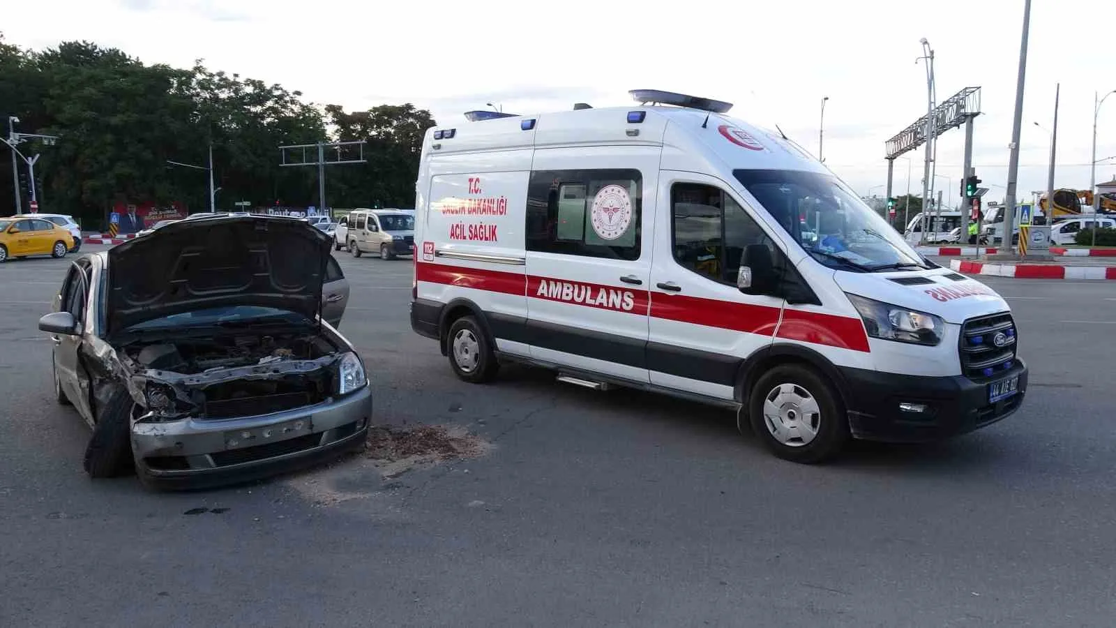 MALATYA’DA İKİ ARAÇ ÇARPIŞTI: 3 YARALI