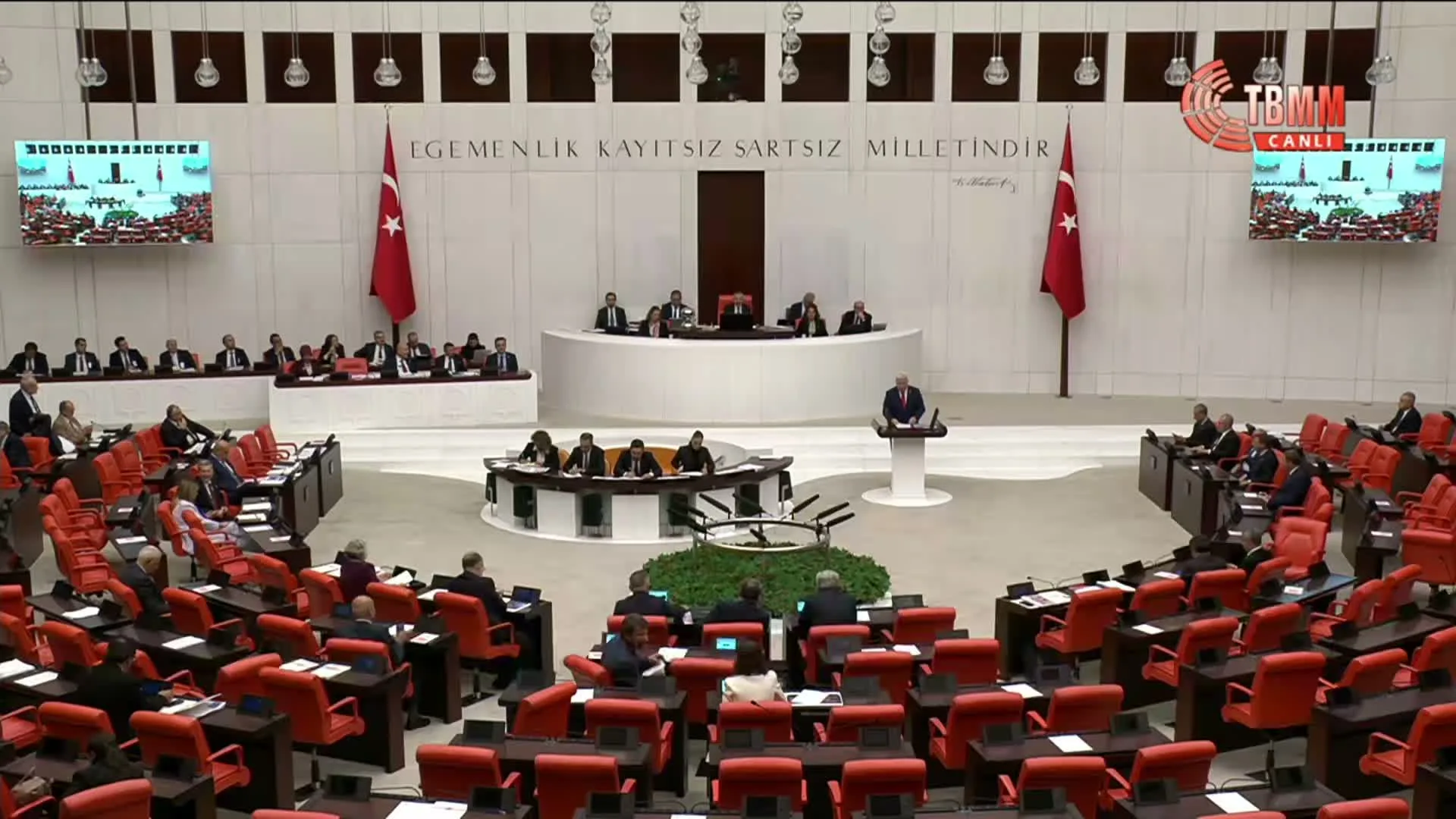 TBMM'de fon krizi tartışması başörtüsüne uzandı