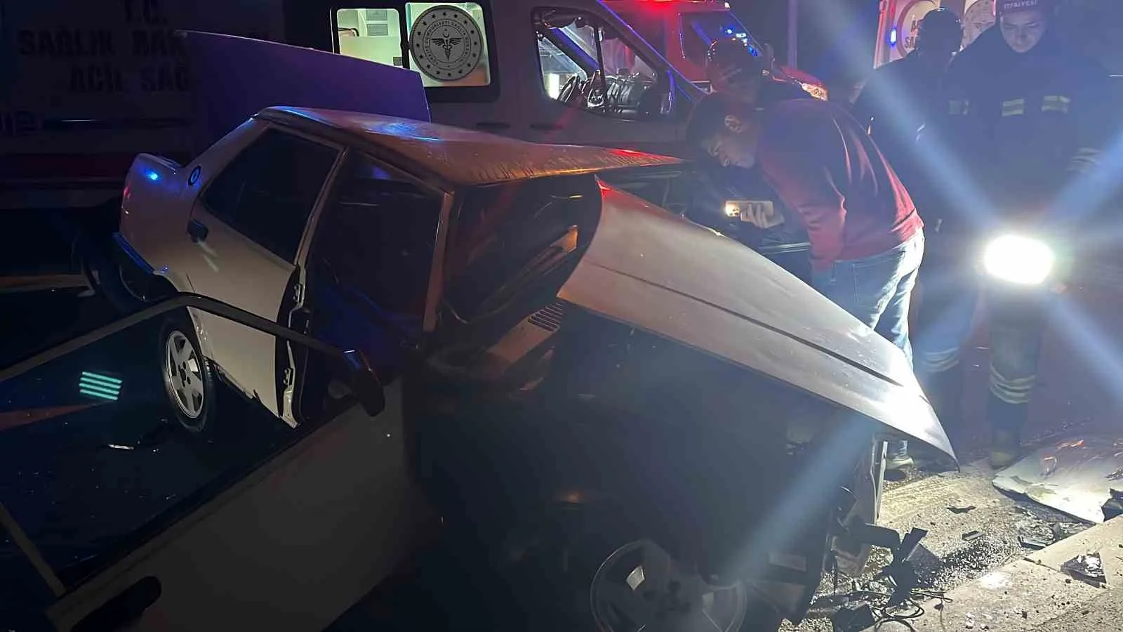 KONYA’DA 2 OTOMOBİLİN ÇARPIŞMASI SONUCU MEYDANA GELEN KAZADA 5 KİŞİ YARALANDI.