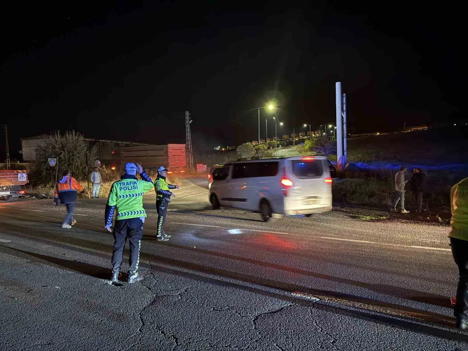 KAYSERİ’NİN İNCESU İLÇESİNDE 2 OTOMOBİLİN KARIŞTIĞI TRAFİK KAZASINDA 3 KİŞİ HAYATINI KAYBETTİ, 1 KİŞİ DE YARALANDI.