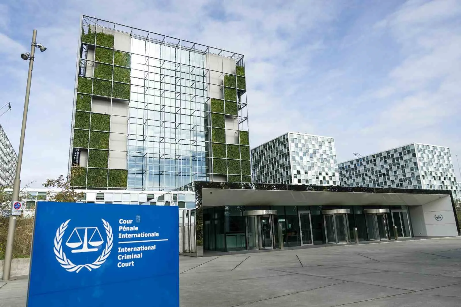 ABD DIŞİŞLERİ BAKANI MARCO RUBİO, ULUSLARARASI CEZA MAHKEMESİ’NE (UCM) YÖNELİK YAPTIRIM KARARI ALDIKLARINI BELİRTEREK, "YA UCM TEHDİTLERİNE SON VERECEK YA DA UCM’Yİ ORTADAN KALDIRACAĞIZ" DEDİ. YAPTIRIMLARIN 6 AY SONRA YÜRÜRLÜĞE GİRECEĞİ BELİRTİLİRKEN, AVRUPA BİRLİĞİ (AB) VE BİRLEŞMİŞ MİLLETLER (BM) KARARA TEPKİ GÖSTERDİ.