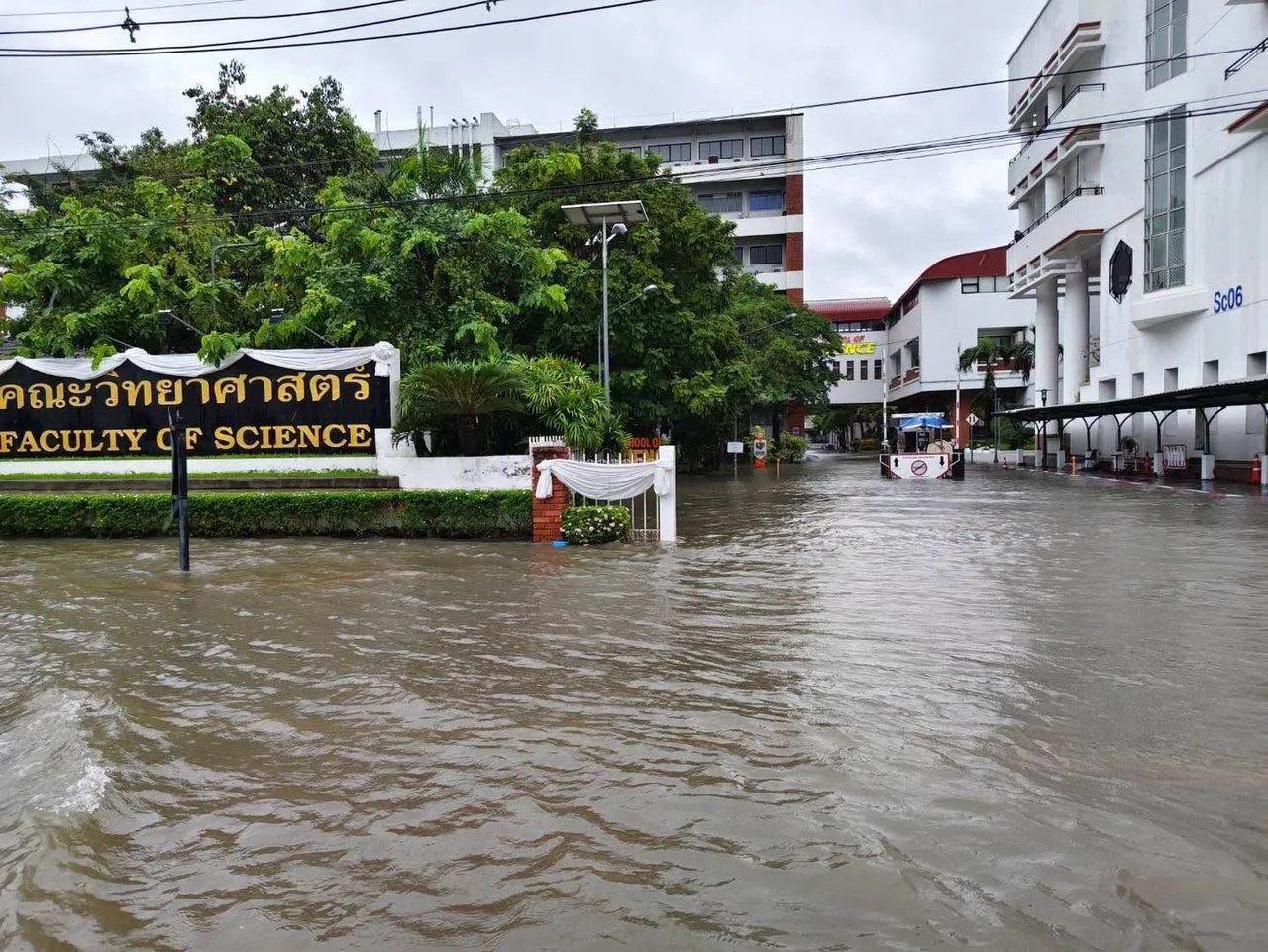 TAYLAND'IN BAŞKENTİ BANGKOK'TA 48 SAATİ AŞKIN SÜREDİR ETKİLİ OLAN ŞİDDETLİ YAĞIŞLARIN YOL AÇTIĞI SEL NEDENİYLE 50 İLÇENİN TAMAMI AFET BÖLGESİ İLAN EDİLDİ.