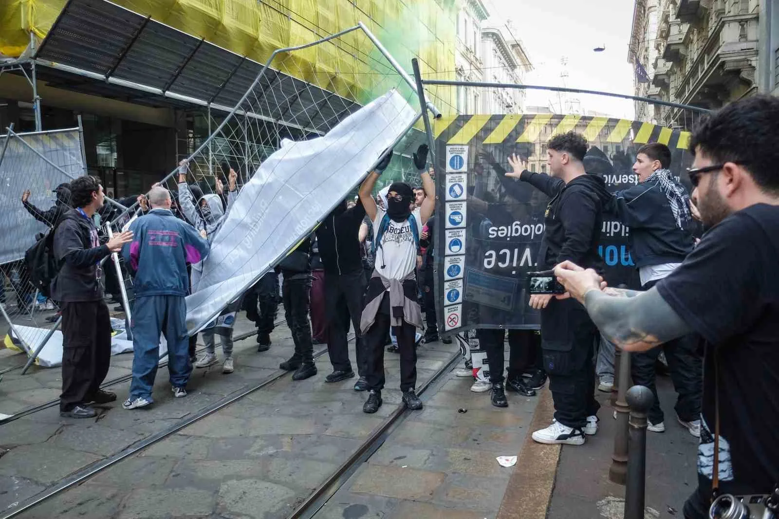 İTALYA’NIN MİLANO KENTİNDE HAYAT PAHALILIĞI VE BAŞBAKAN GİORGİA MELONİ HÜKÜMETİNE KARŞI DÜZENLENEN VE 5 BİNDEN FAZLA KİŞİNİN KATILDIĞI PROTESTO YÜRÜYÜŞÜNÜN ARDINDAN POLİSLE GÖSTERİCİLER ARASINDA ÇATIŞMA ÇIKARKEN, GÜVENLİK GÜÇLERİ TAŞ VE SERT CİSİMLER ATAN GRUPLARA GÖZ YAŞARTICI GAZLA MÜDAHALE ETTİ.