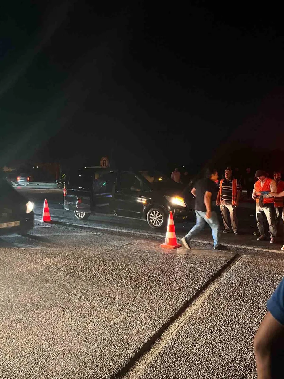 ANTALYA’NIN MANAVGAT İLÇESİNDE D-400 KARAYOLU’NDA OTOMOBİL İLE MOTOSİKLETİN ÇARPIŞMASI SONUCU MEYDANA GELEN KAZADA, MOTOSİKLETTE BULUNAN AFGANİSTAN UYRUKLU SERA İŞÇİLERİNDEN BİRİ HAYATINI KAYBETTİ, DİĞERİ AĞIR YARALANDI.