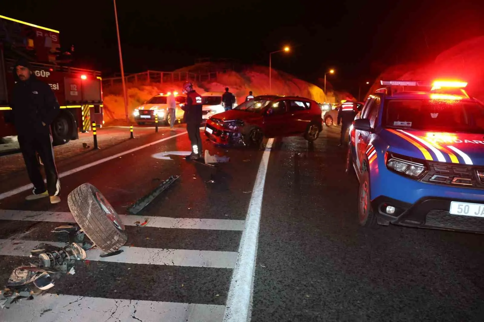 NEVŞEHİR'DE İKİ OTOMOBİLİN KAFA KAFAYA ÇARPIŞMASI SONUCU MEYDANA GELEN TRAFİK KAZASINDA, 3'Ü ÇİNLİ TURİST OLMAK ÜZERE 5 KİŞİ YARALANDI.